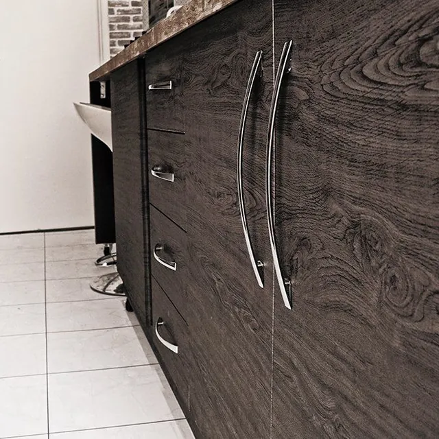 Cozinha com armários envelopados