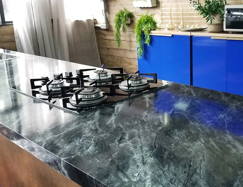 Bancada de cozinha envelopada em mármore