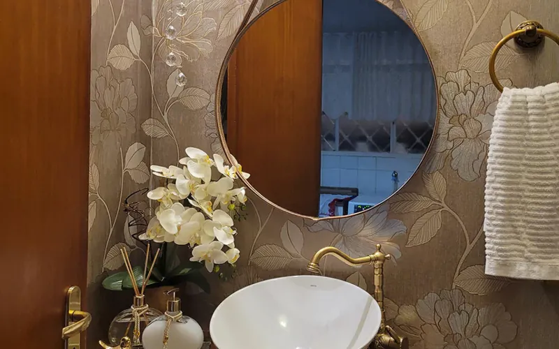 Lavabo com papel de parede floral